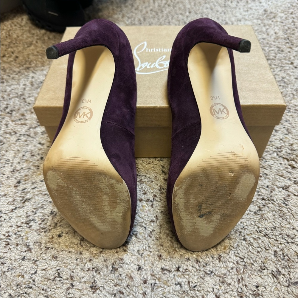 Michael Kors 8.5 eggplant suede pumps with gold locket - Picture 4 of 4